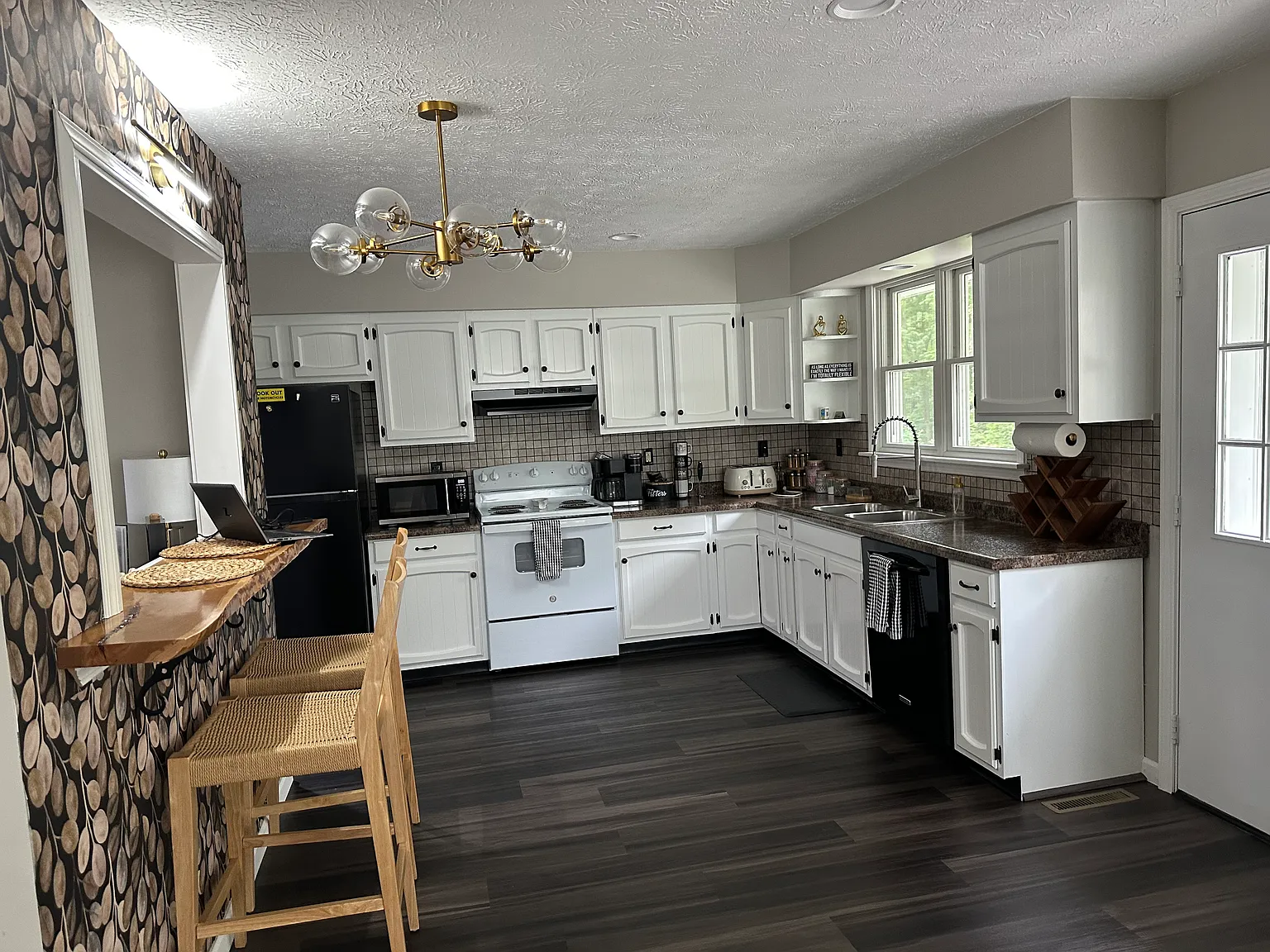 3 bed, 2.5 bath, 2400 sqft, $3,595 — Photo 2