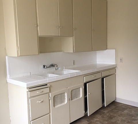 2nd image of 1009 E Hyde Park Blvd