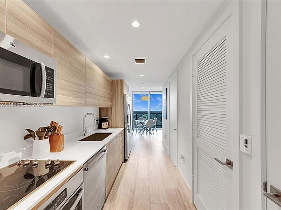 3rd image of 121 NE 34th St #2815