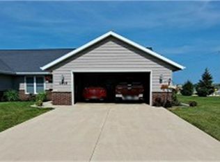 1419 Langworthy Ct SE, Cascade, IA 52033