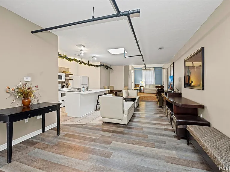 207 N Main St #B — Photo 8