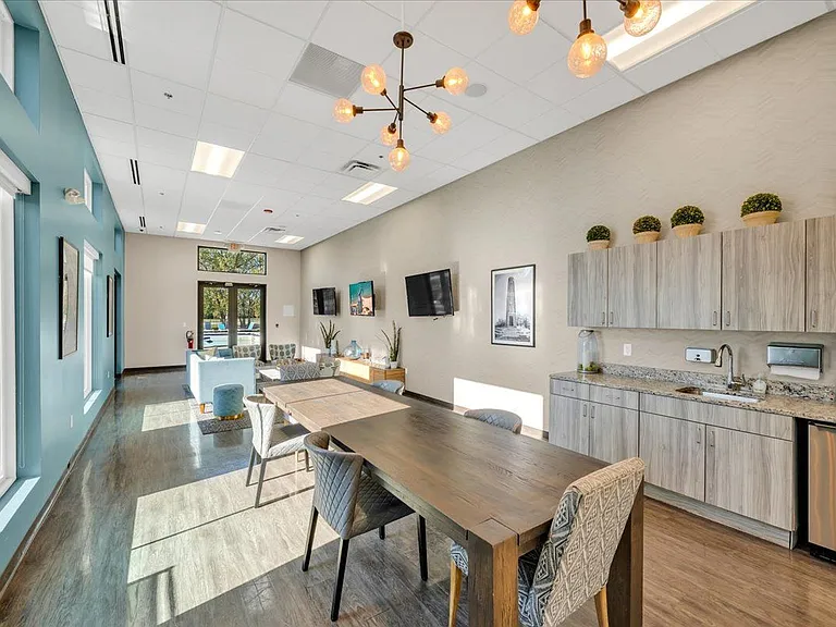 Waters Edge Apartments of Harbortown — Photo 19