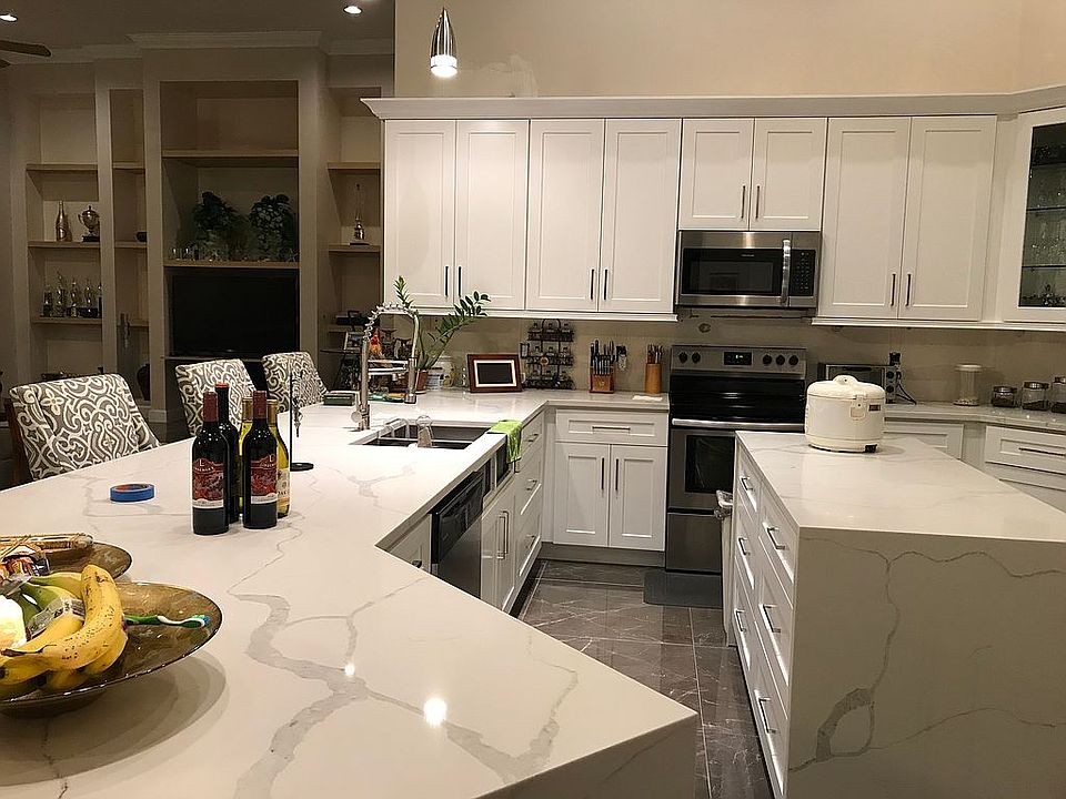 Kitchen with quarts countert