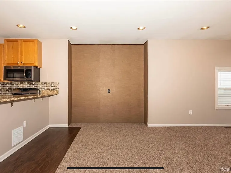 118 S Laurel St — Photo 7