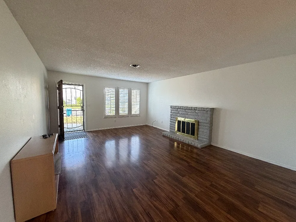 2 bed, 1000 sqft, $1,750 — Photo 3