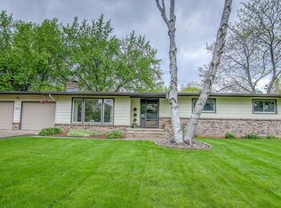 909 Colonial Dr, Hudson, WI 54016