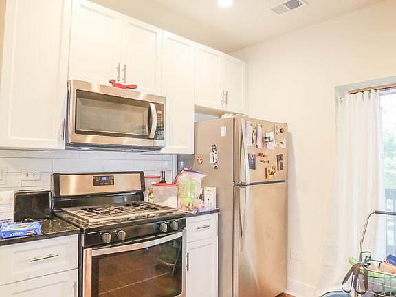 2nd image of 652 W Roscoe St APT 104
