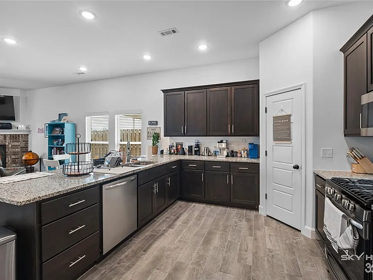 6102 NW Hoover St — Photo 13