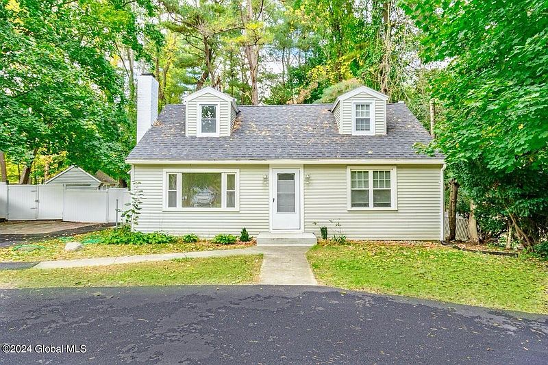 4th image of 90 Willow Street