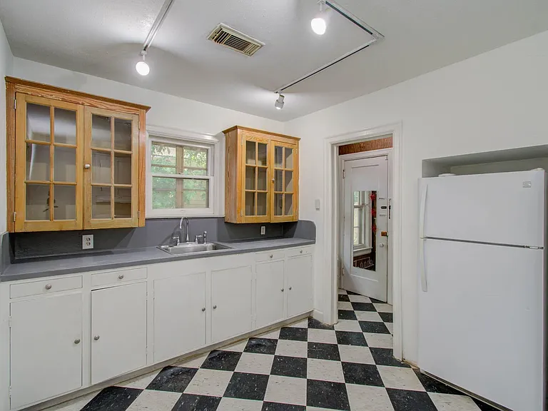 1428 Wentworth St #1 — Photo 5