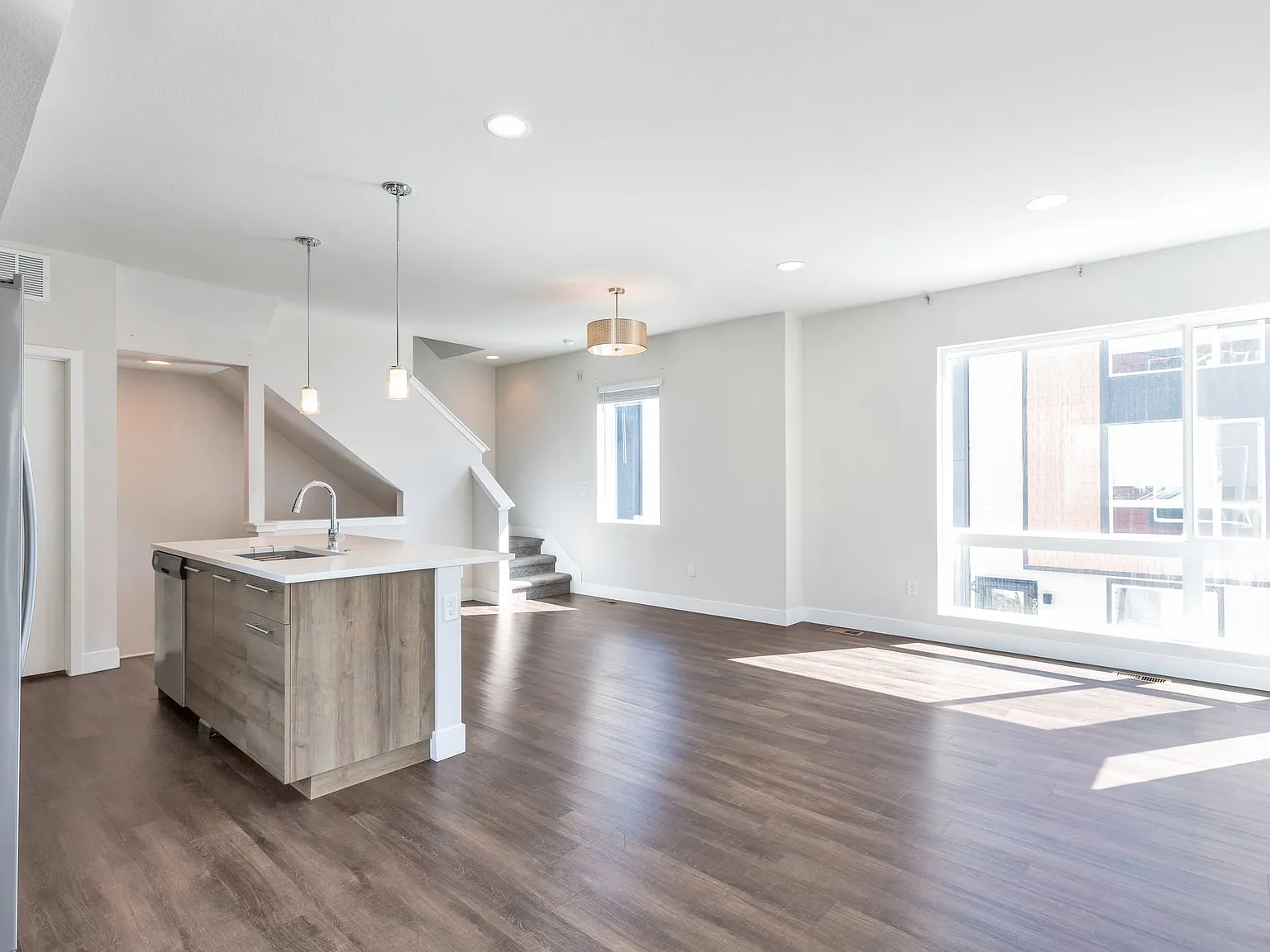 3 bed, 3.5 bath, 1418 sqft, $2,600 — Photo 3