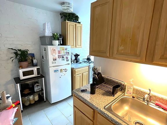 3rd image of 207 E 5th St APT 17