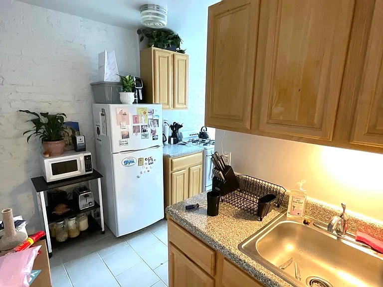 207 E 5th St #17 — Photo 3