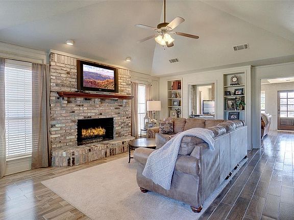 2nd image of 901 San Saba Dr