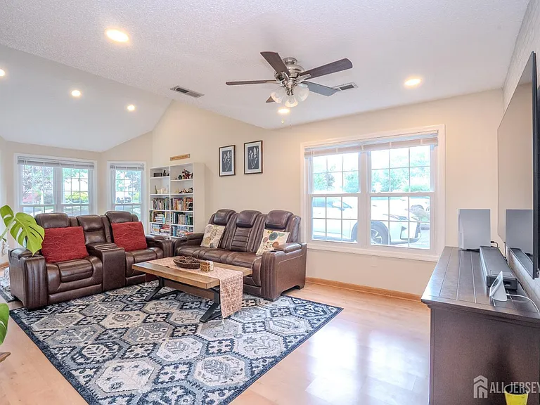63 Carlisle Ct — Photo 12