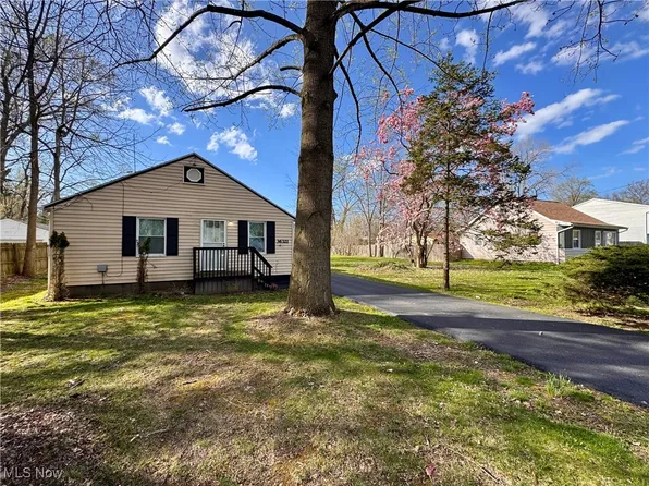 36321 S Riverview Dr, Eastlake, OH 44095