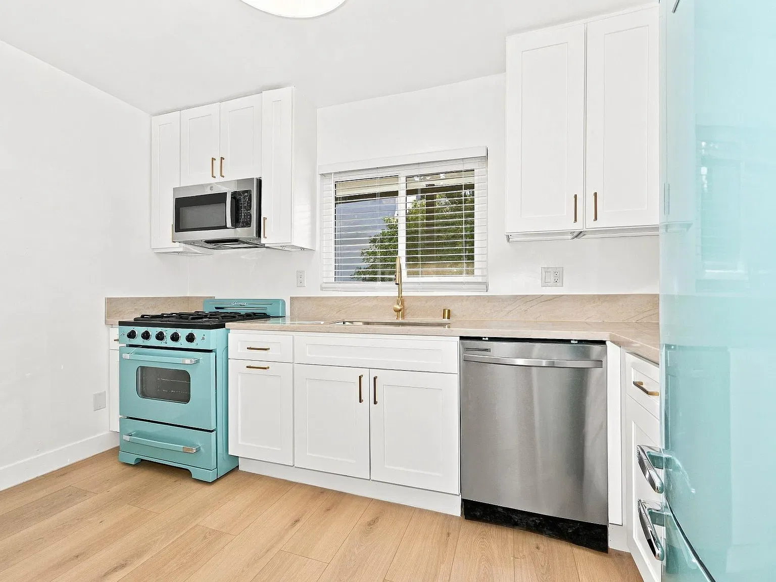 826 Hyperion Ave — Photo 2