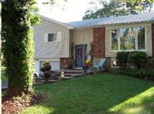 16 Sage Ct, Huntington Station, NY 11746