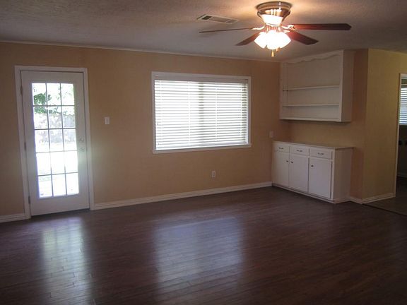 3rd image of 505 Newport Blvd