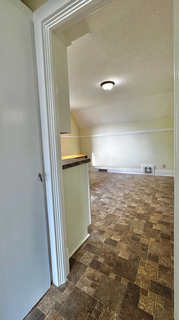 2 bed, 1.0 bath, $1,395 — Photo 3
