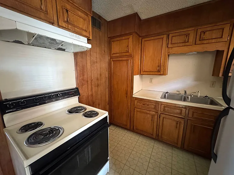 806 Safady St — Photo 6