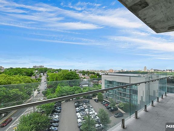 5th image of 320 Adolphus Ave #808