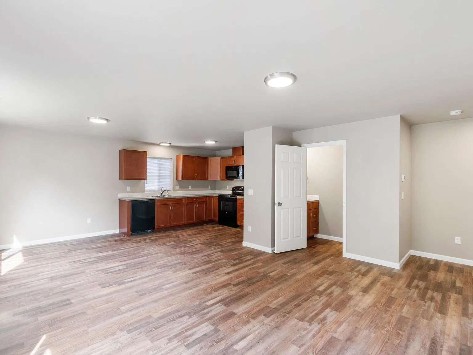 3 bed, 2.5 bath, 1741 sqft, $2,395 — Photo 2
