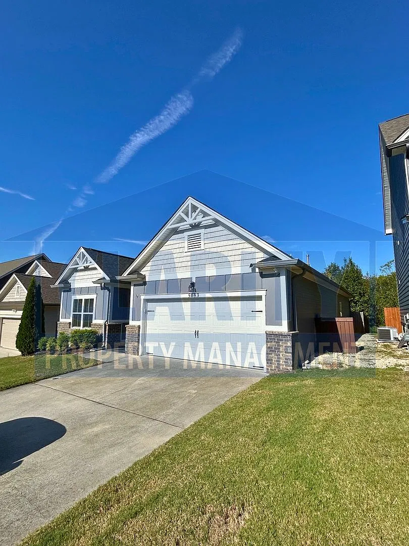 Single level, three bedroom home w/ fenced in backyard! — Photo 2