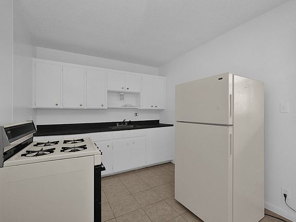 4th image of 611 N Mirror St #1