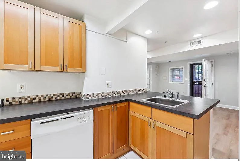 1 bed, 1.0 bath, 1900 sqft, $2,300 — Photo 3