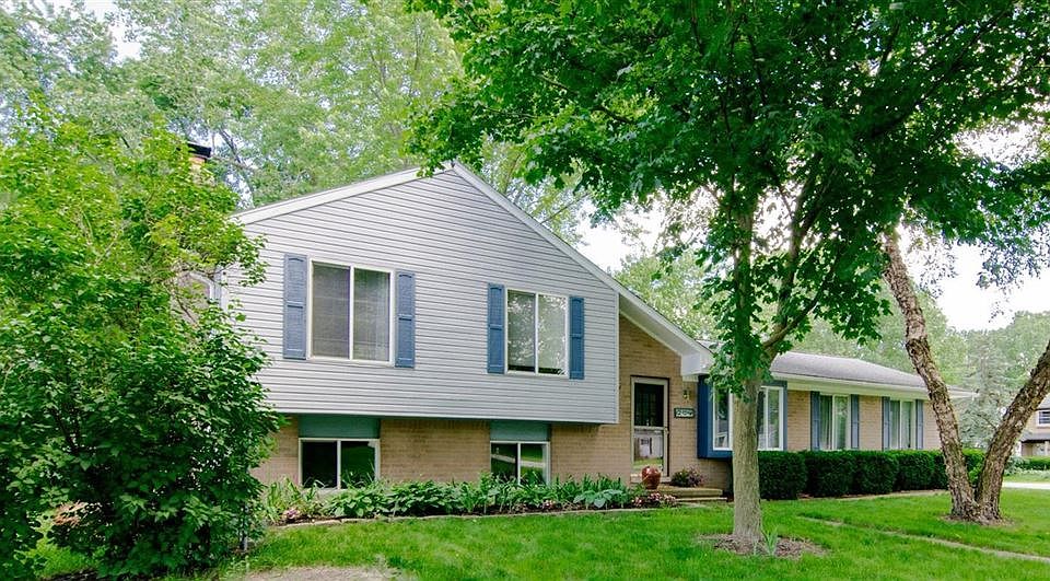 1st image of 204 Valley Dr