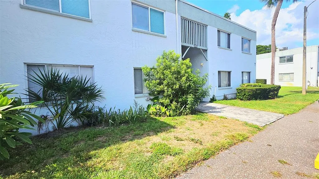 851 N Keene Rd — Photo 2