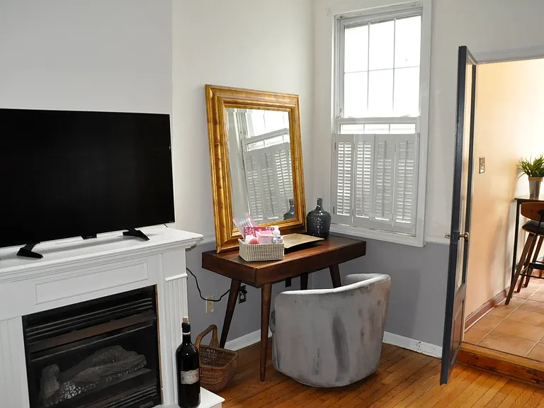 706 N Columbus St — Photo 2