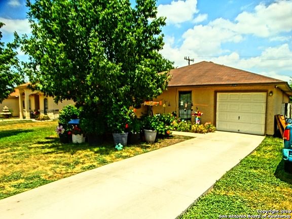 3rd image of 3046 Lake Grande St