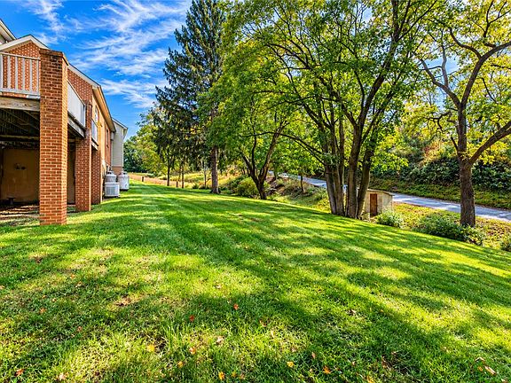4th image of 8048 Valley Rd