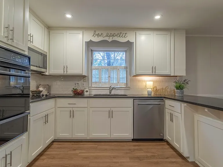 1453 Wedgewood Dr — Photo 7