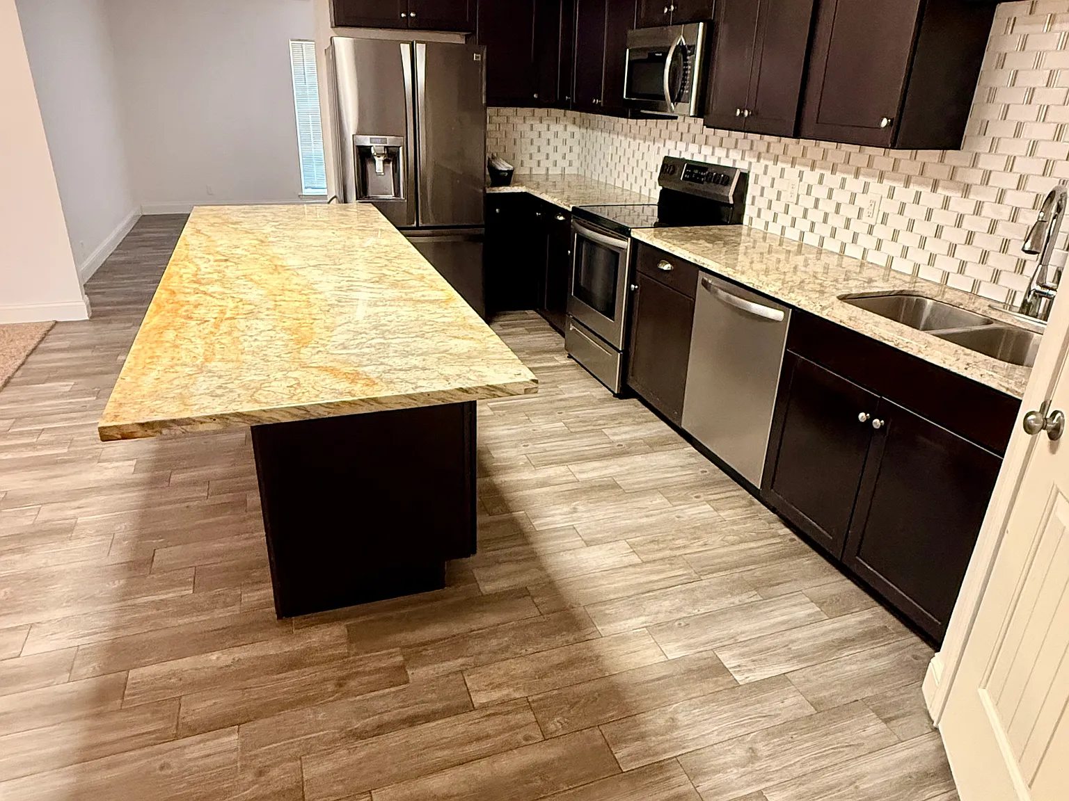 5 bed, 2766 sqft, $2,450 — Photo 4