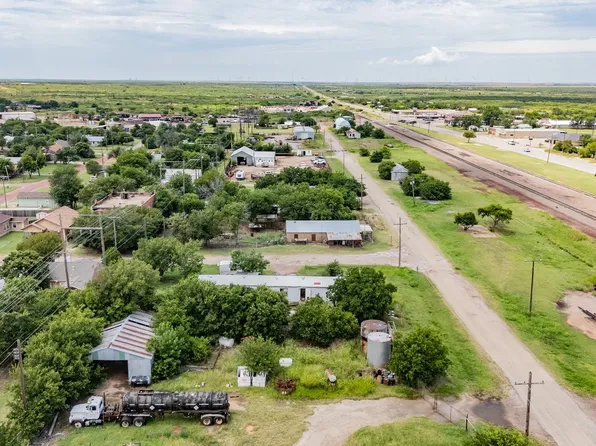 300 S Waggoner St, Electra, TX 76360