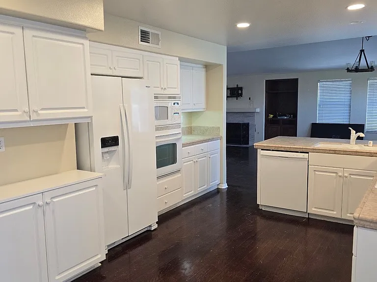 1919 Boulders Ln — Photo 6