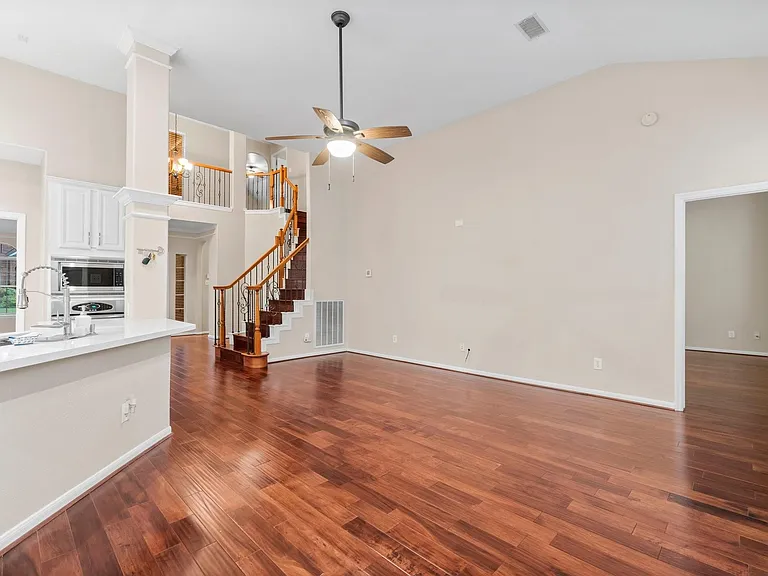 83 Terraglen Dr — Photo 8