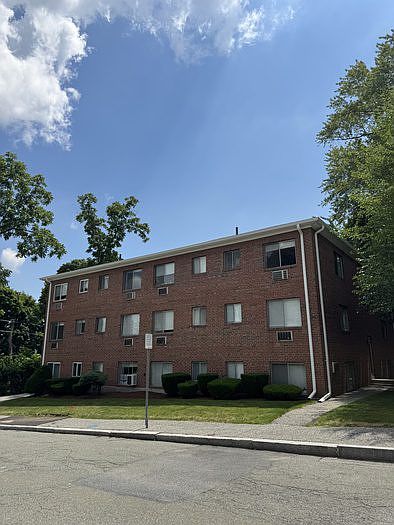 1st image of 15 Piggott Rd APT 10
