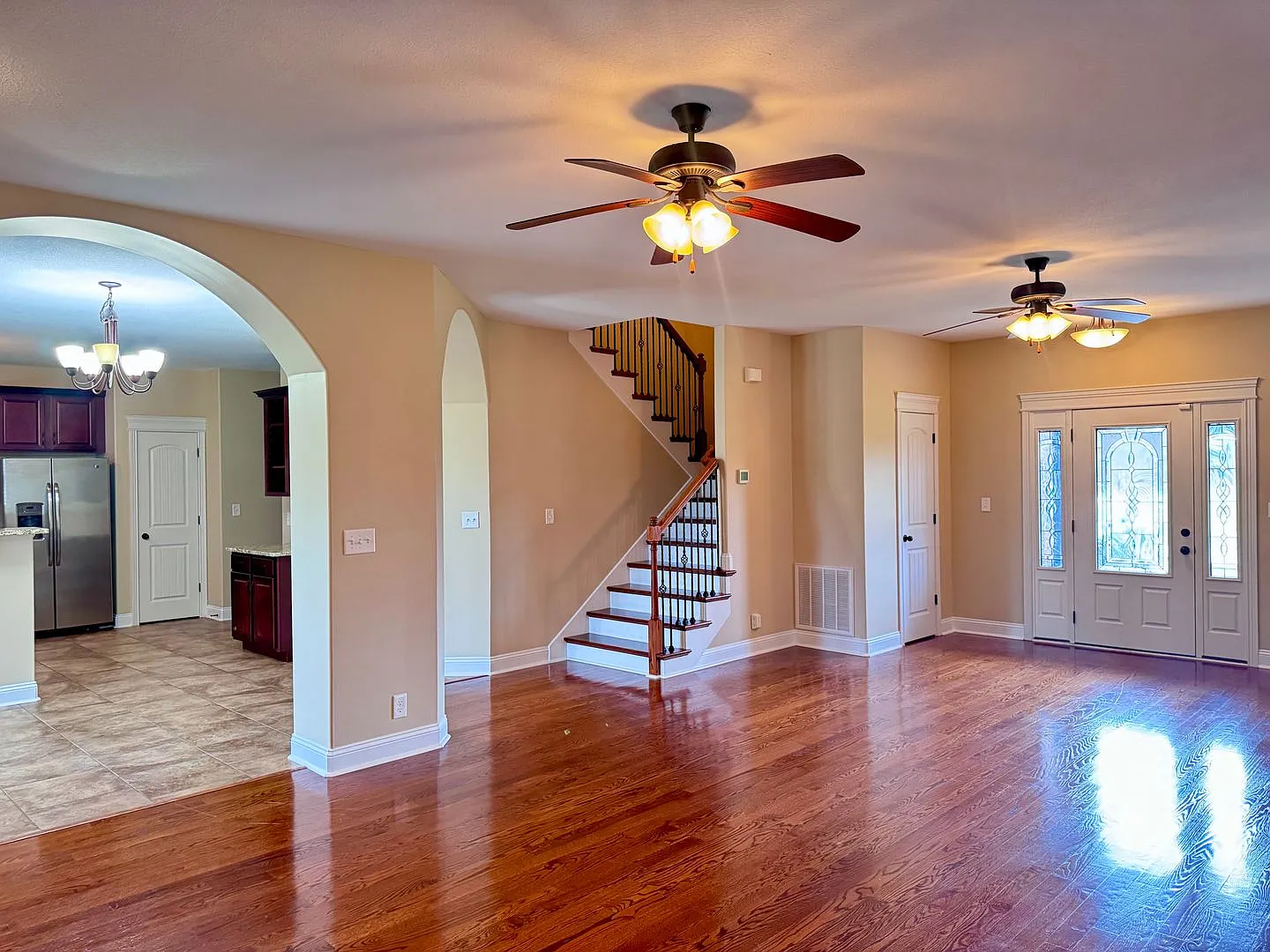 Beautiful Home Located in Farmington Subdivision. 3 Bedrooms, 3.5 baths, Bonus with Wet Bar! — Photo 3