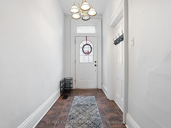 2nd image of 137 Market St
