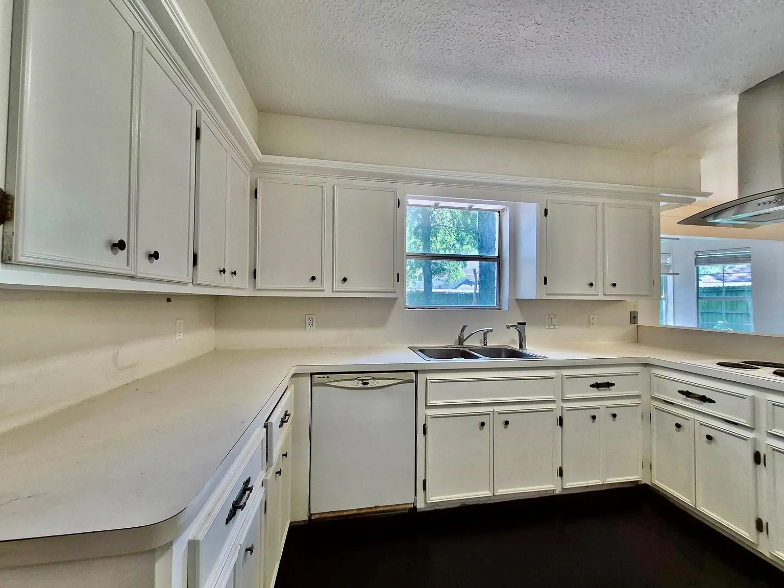4 bed, 2.5 bath, 2296 sqft, $2,295 — Photo 4