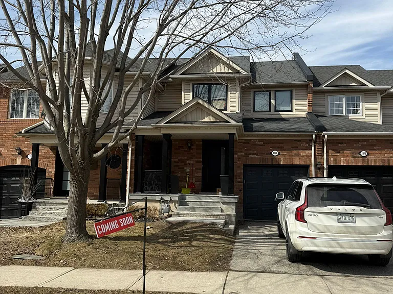 2374 Baintree Cres — Photo 3