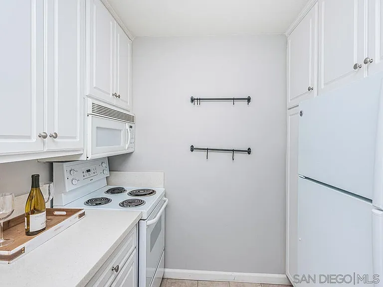 1645 Emerald St #1L — Photo 43