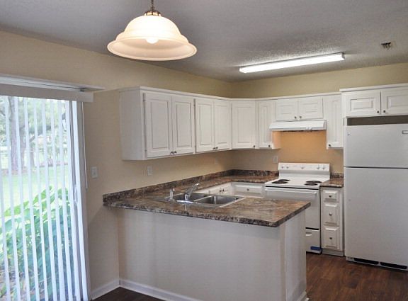 2nd image of 139 Meadowood Ln