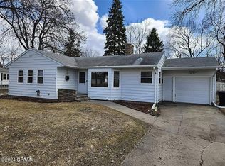 909 Letnes Dr, Grand Forks, ND 58201