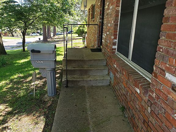 Entrance in front