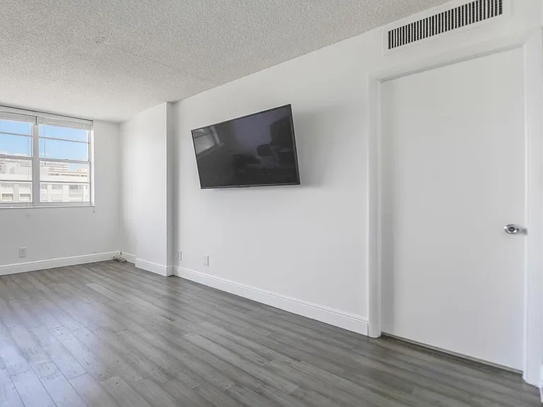 3161 S Ocean Dr — Photo 10